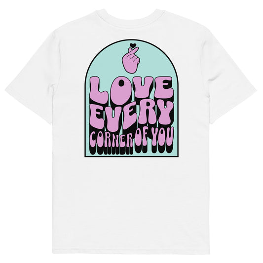Hier ist ein weißes T-Shirt mit dem Rücken Print " Love every corner of you" das ist ein Liebe Statement Shirt für die eigenen nächsten Liebe.