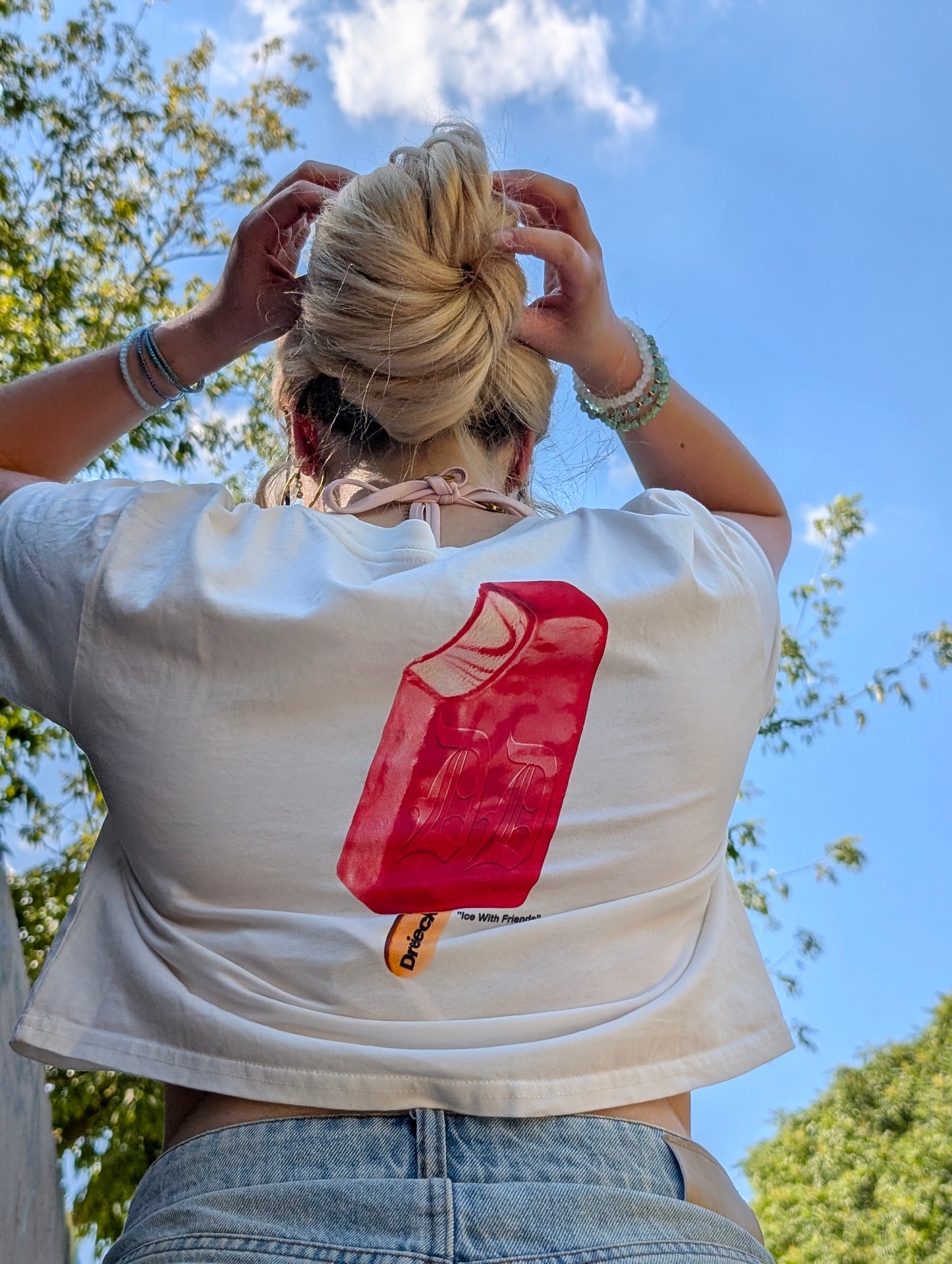 Pinkes Bio-T-Shirt "Ice with Friends" von DREIECKDREIECK, Streetwear Crop Top mit natürlichem Design, auf Model getragen.