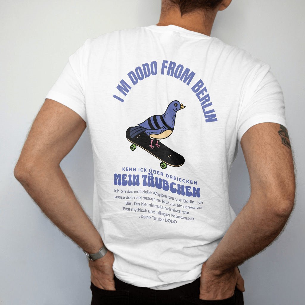 Model trägt Dodo Berlin Taube mit Skateboard Motiv auf weißem Shirt in Größe L