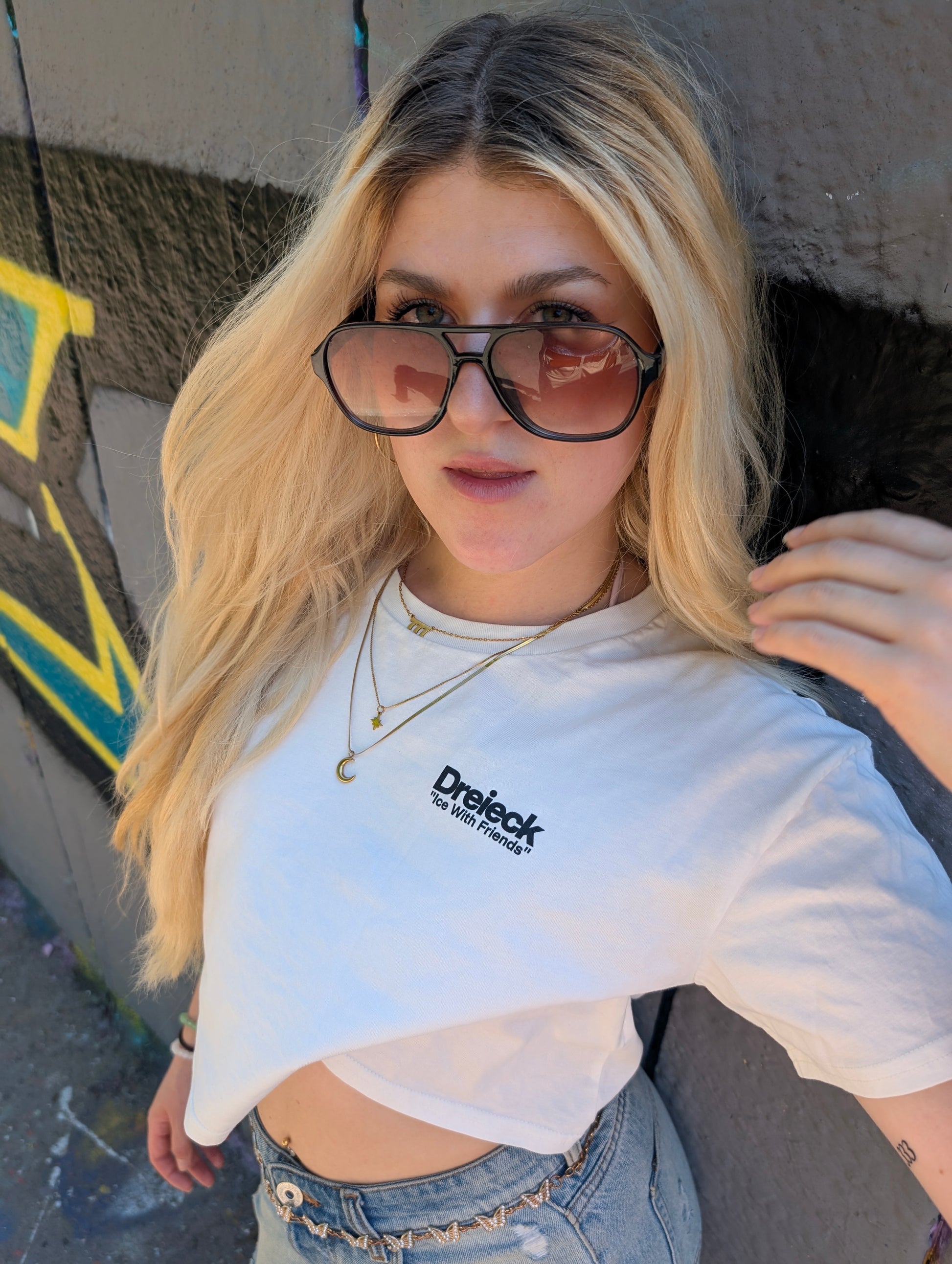 DreieckDreieck Bio Streetwear Crop Top in Pink und Natur, mit "Ice with Friends" Design, modisches T-Shirt für Damen