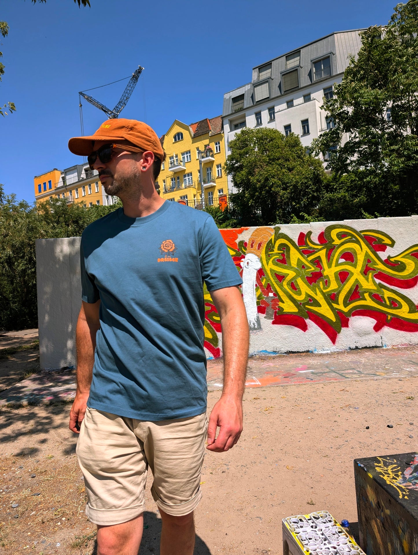 Dreieck Affaire Bloom T-Shirt in grün und weiß, Bio Streetwear, bequemes Baumwoll-T-Shirt mit Dreiecksmuster von DREIECKDREIECK