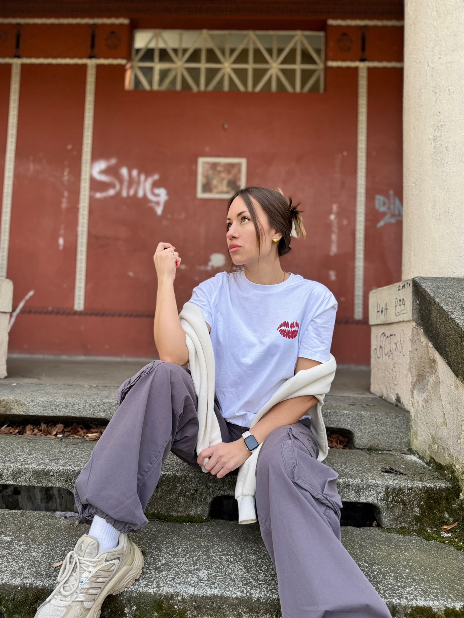 Bio Streetwear T-Shirt "Kiss for Friends" von DREIECKDREIECK, bequemes Baumwollshirt mit Druck, perfekt für lässigen Stil.