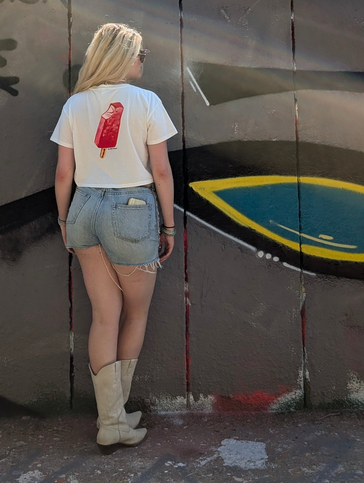 Biologisches Streetwear Crop Top von DREIECKDREIECK mit "Ice with Friends" Design in Pink und Naturfarben, modischer Frauen-T-Shirt.