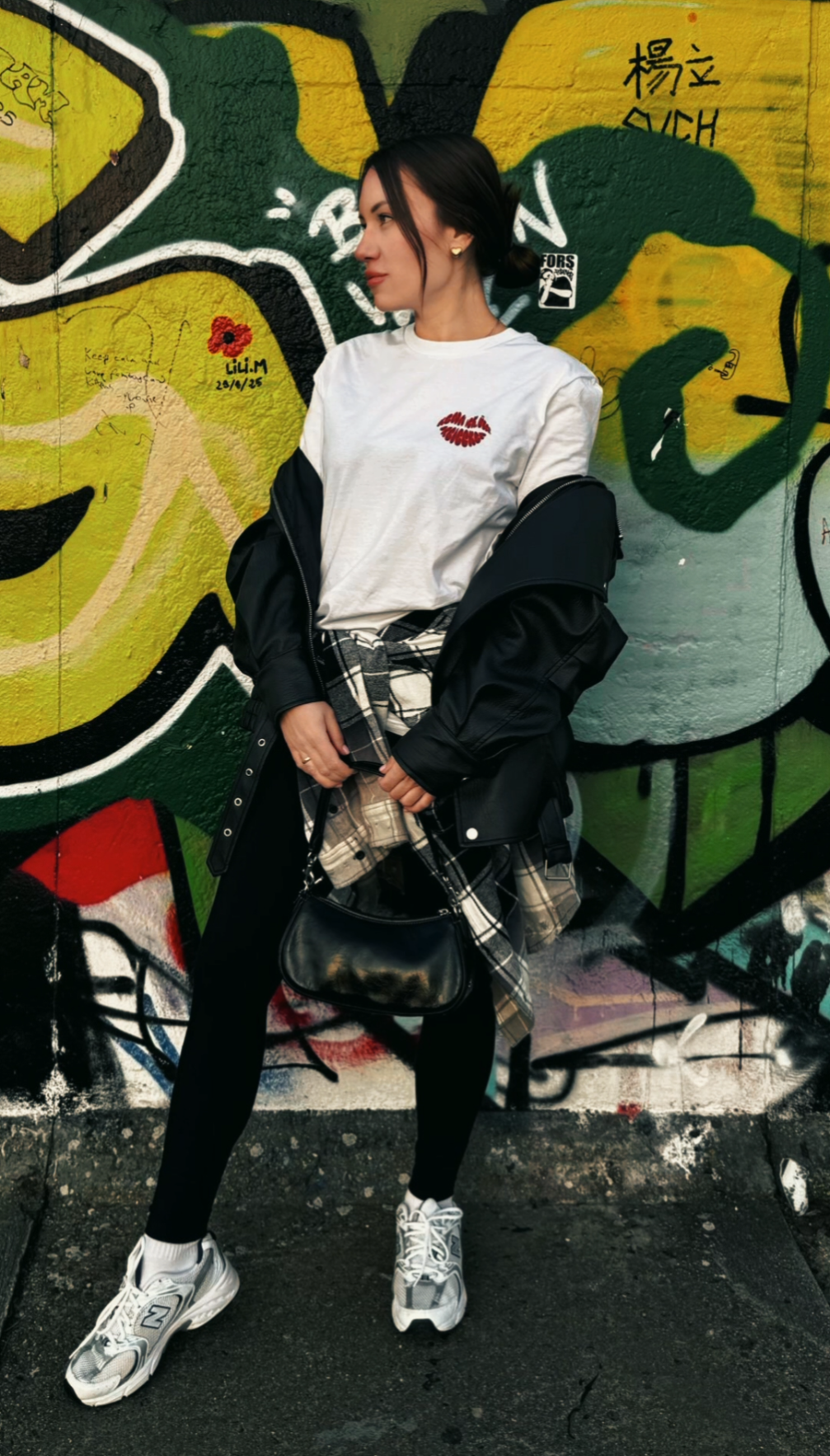 Bio Streetwear T-Shirt von DREIECKDREIECK mit "Kiss for Friends" Druck, schwarzer Baumwollstoff, lässiger Schnitt