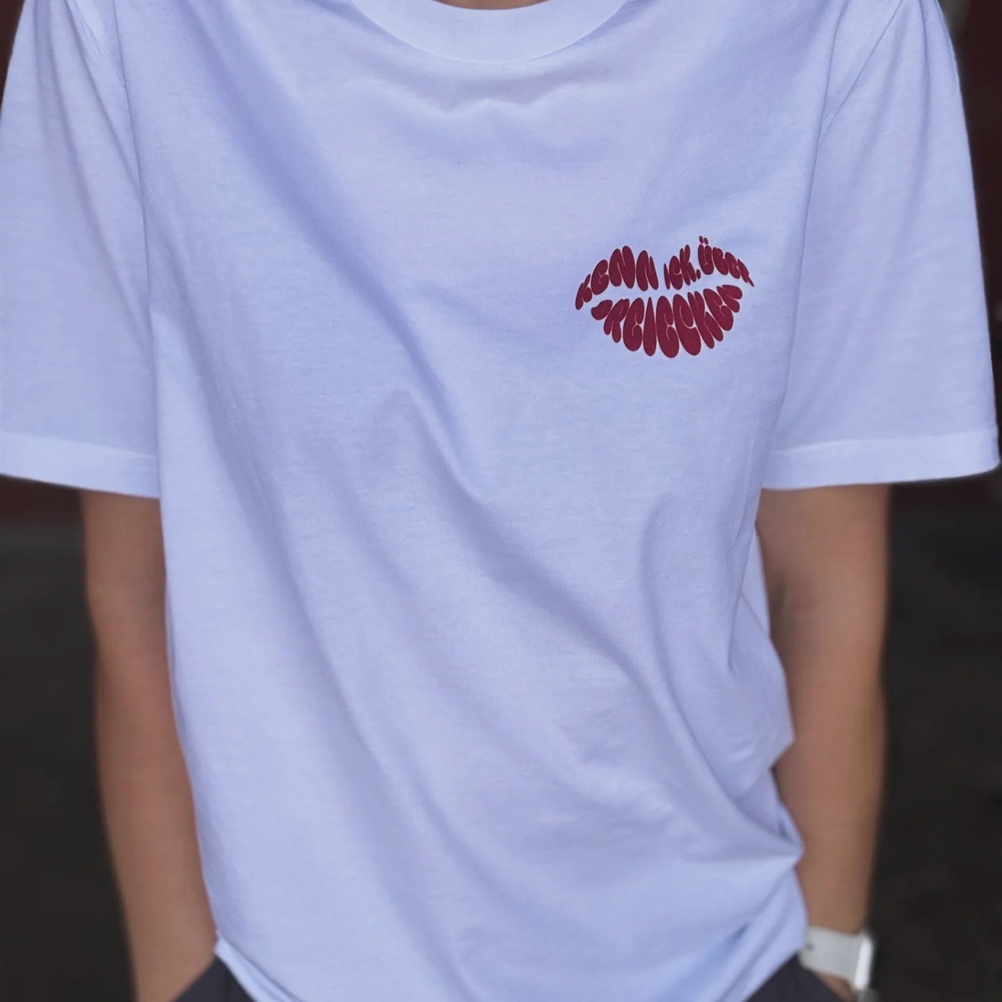 DREIECKDREIECK Bio Streetwear T-Shirt mit "Kiss for Friends" Druck, bequeme Passform und modernes Design in Schwarz.