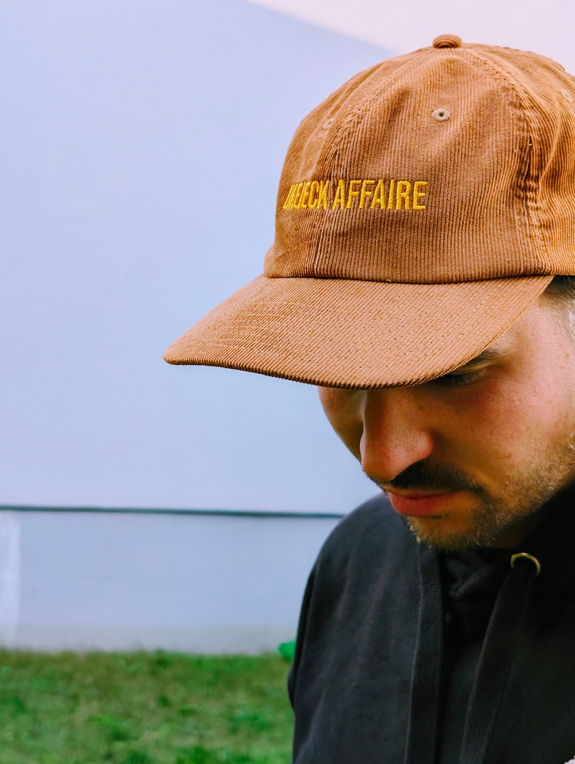 Dreieck Affaire Cord Cap Braun – Streetwear Basecap Berlin Detail
