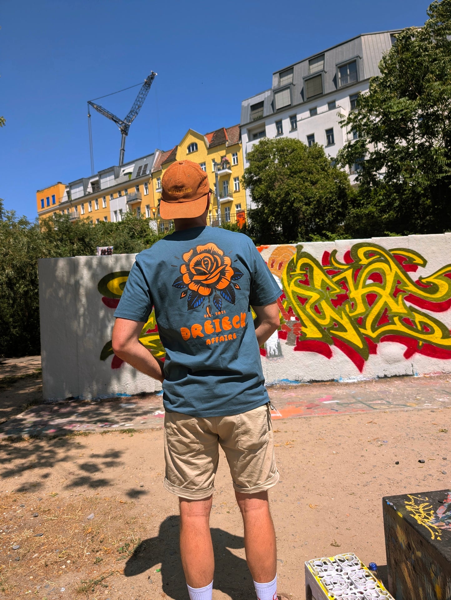 Grünes und weißes Dreieck Affaire Bloom Bio Streetwear T-Shirt von DREIECKDREIECK, bequemes unisex T-Shirt, frontales Design