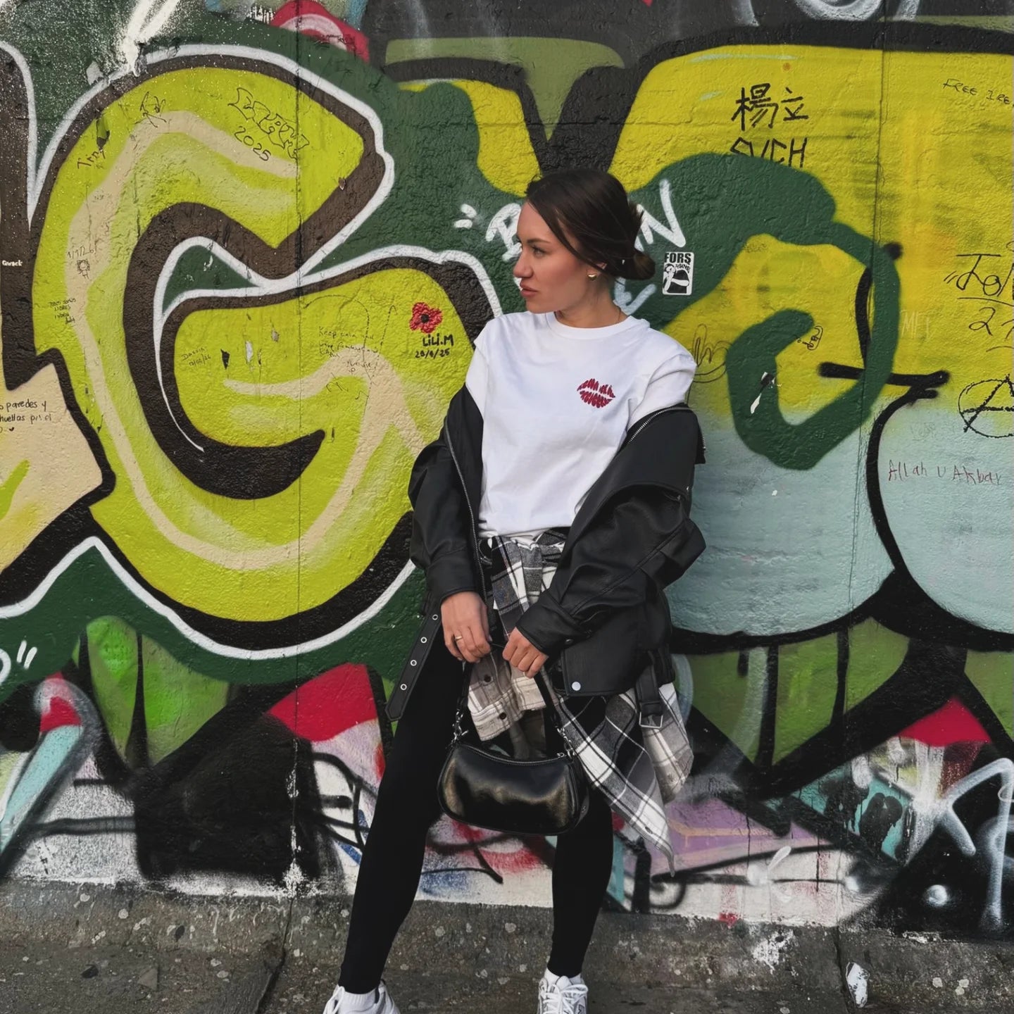 DREIECKDREIECK Bio T-Shirt "Kiss for Friends" mit Streetwear-Design, bequemes Baumwollshirt in neutralem Farbton