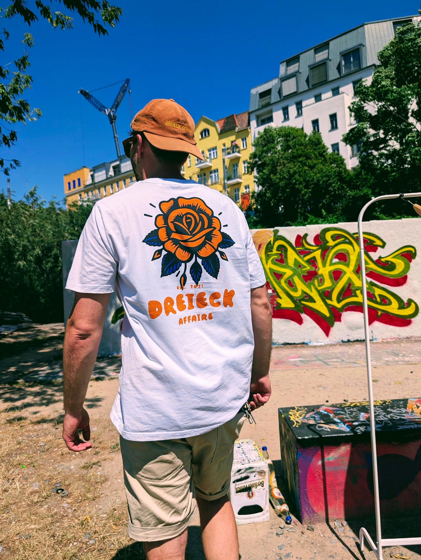 Dreieck Affaire Bloom T-Shirt aus Bio-Baumwolle in Grün und Weiß, Streetwear-Design, mit Dreieck-Motiv von DREIECKDREIECK